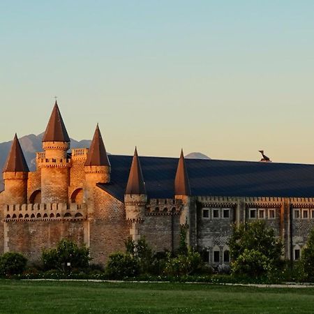 Отель Bygracealone Manor Outeniekwa Экстерьер фото