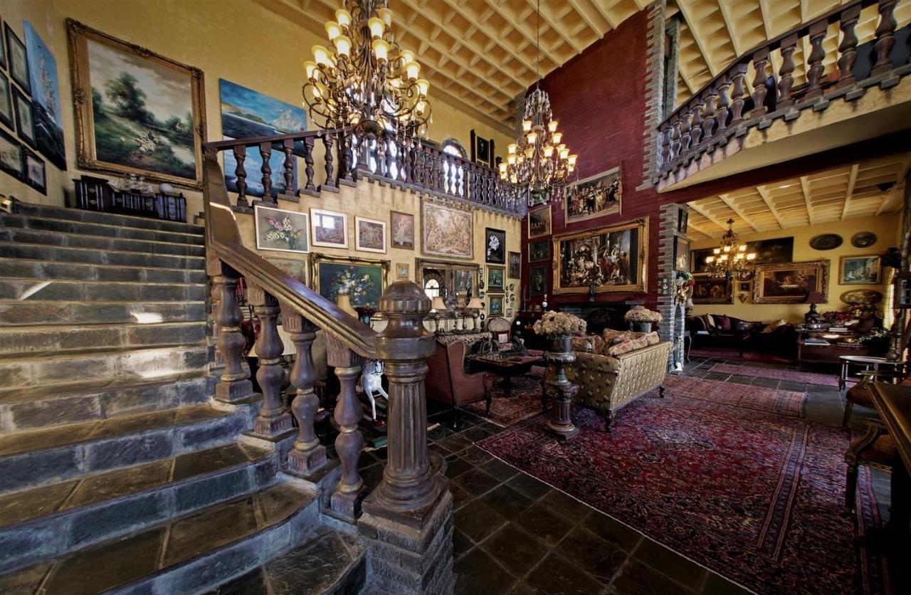 Отель Bygracealone Manor Outeniekwa Экстерьер фото