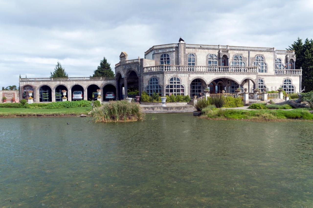 Отель Bygracealone Manor Outeniekwa Экстерьер фото
