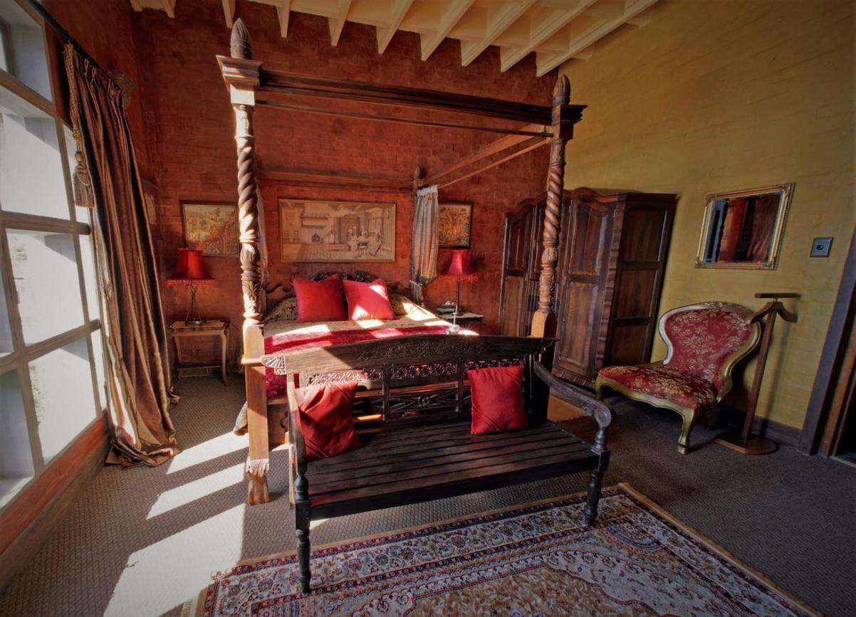 Отель Bygracealone Manor Outeniekwa Экстерьер фото