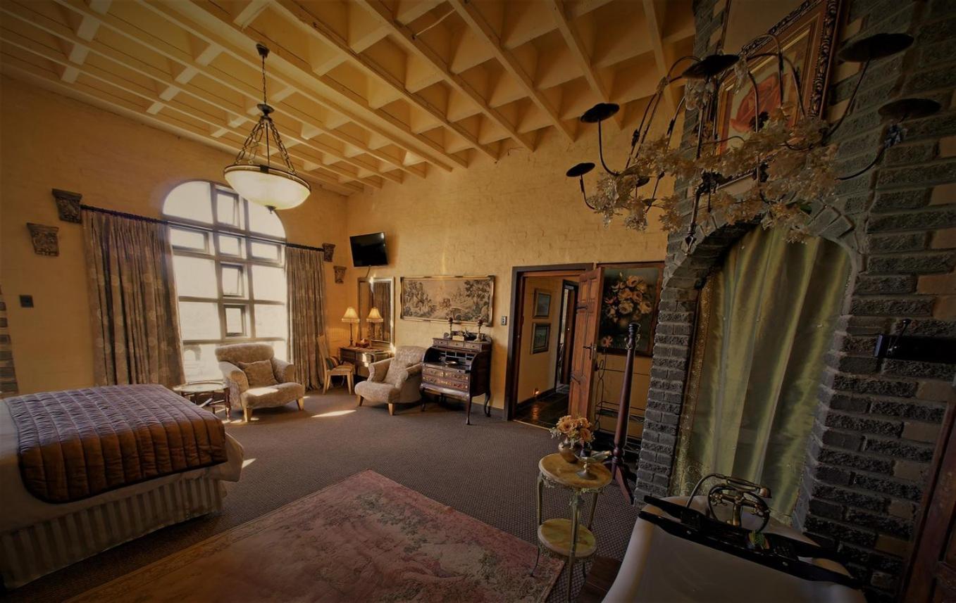 Отель Bygracealone Manor Outeniekwa Экстерьер фото