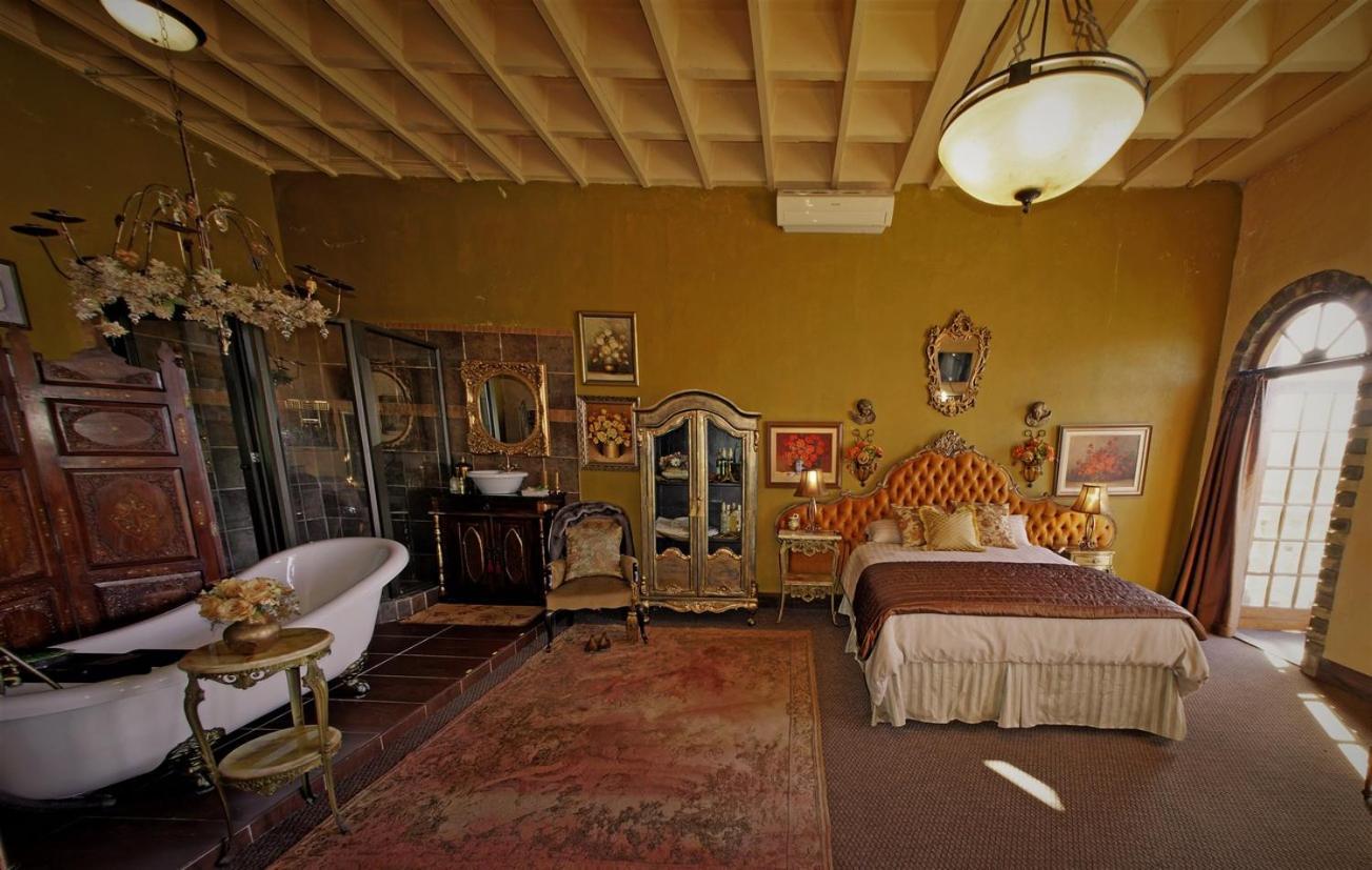 Отель Bygracealone Manor Outeniekwa Экстерьер фото