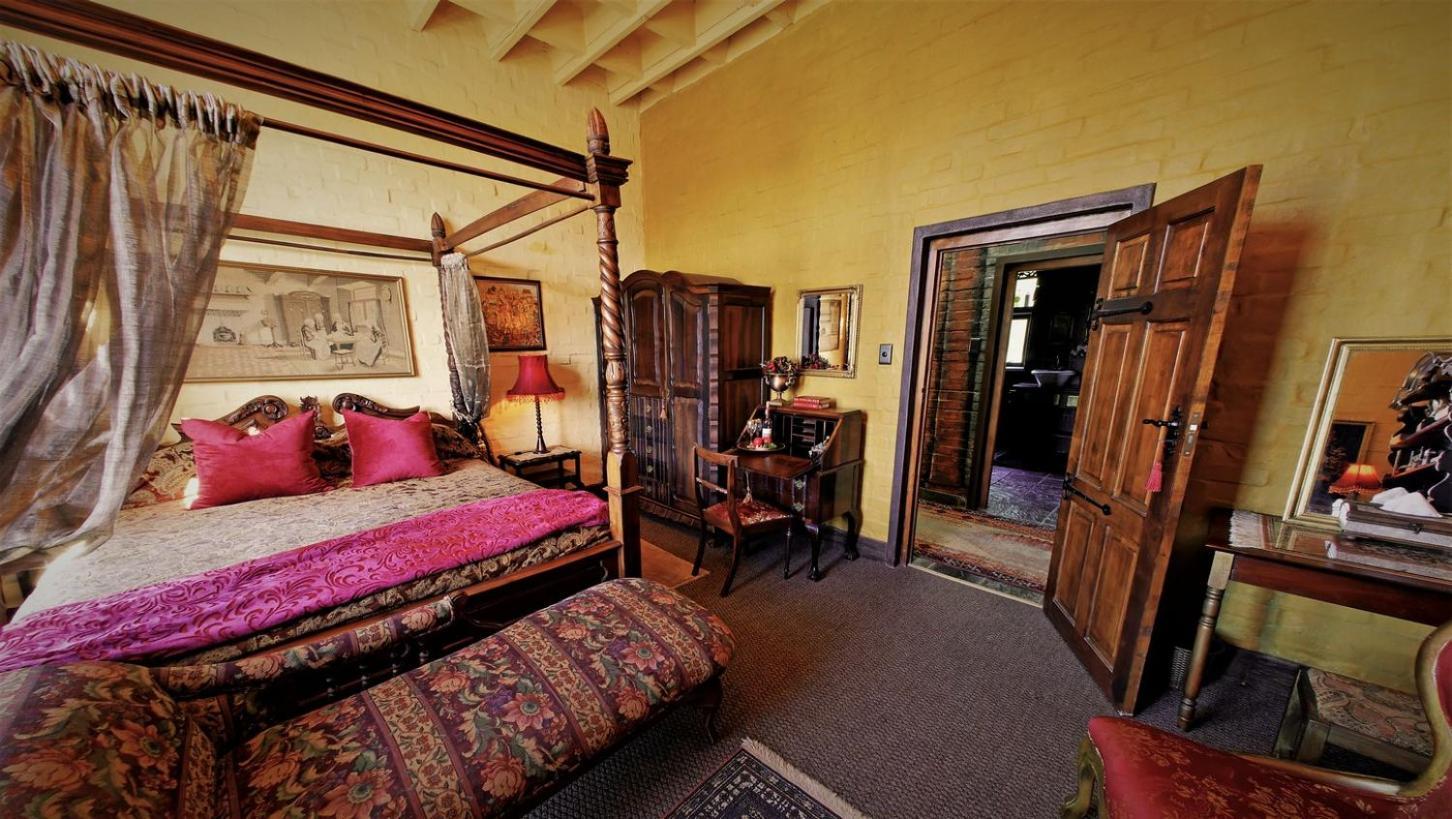 Отель Bygracealone Manor Outeniekwa Экстерьер фото