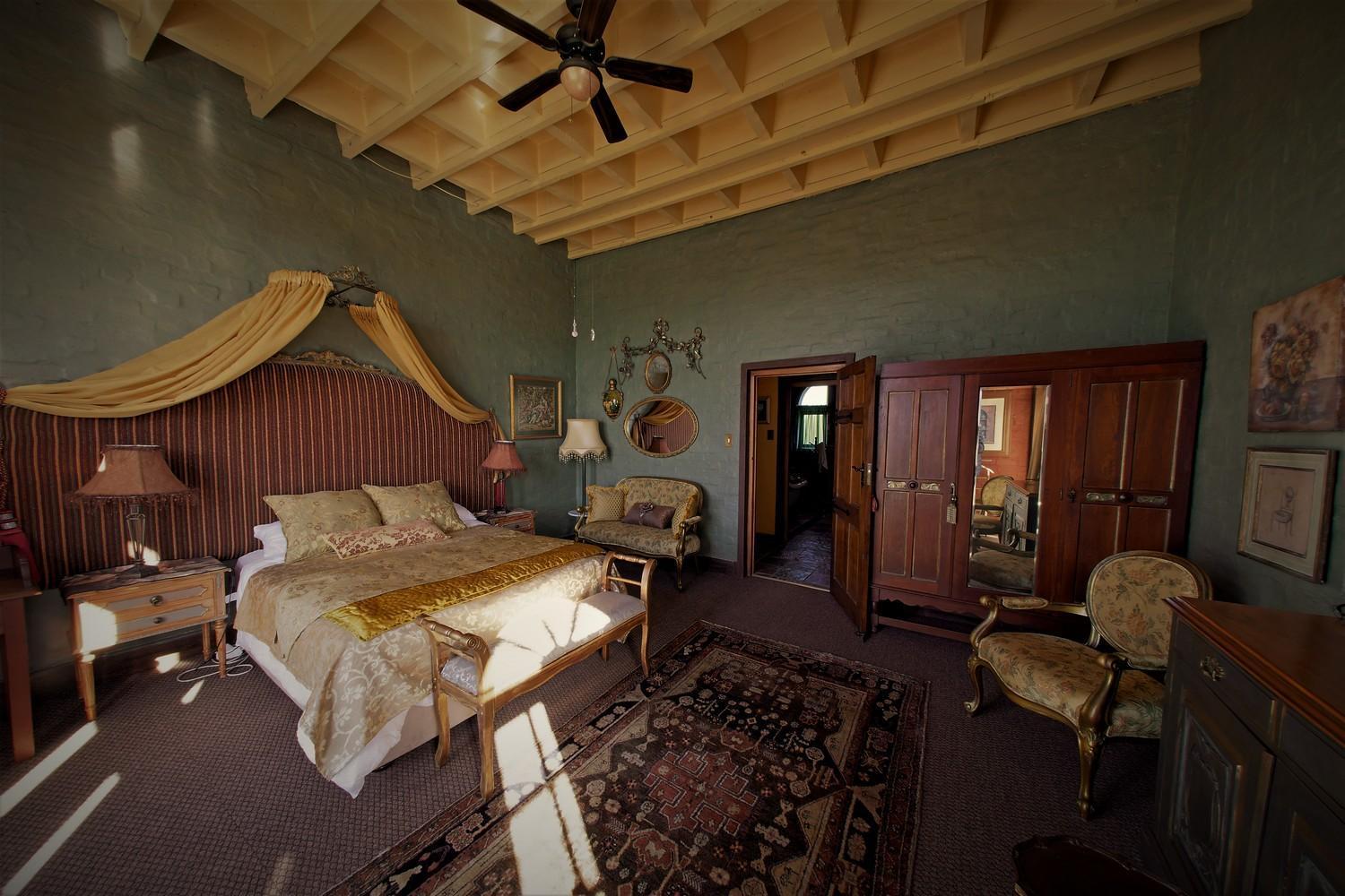 Отель Bygracealone Manor Outeniekwa Экстерьер фото