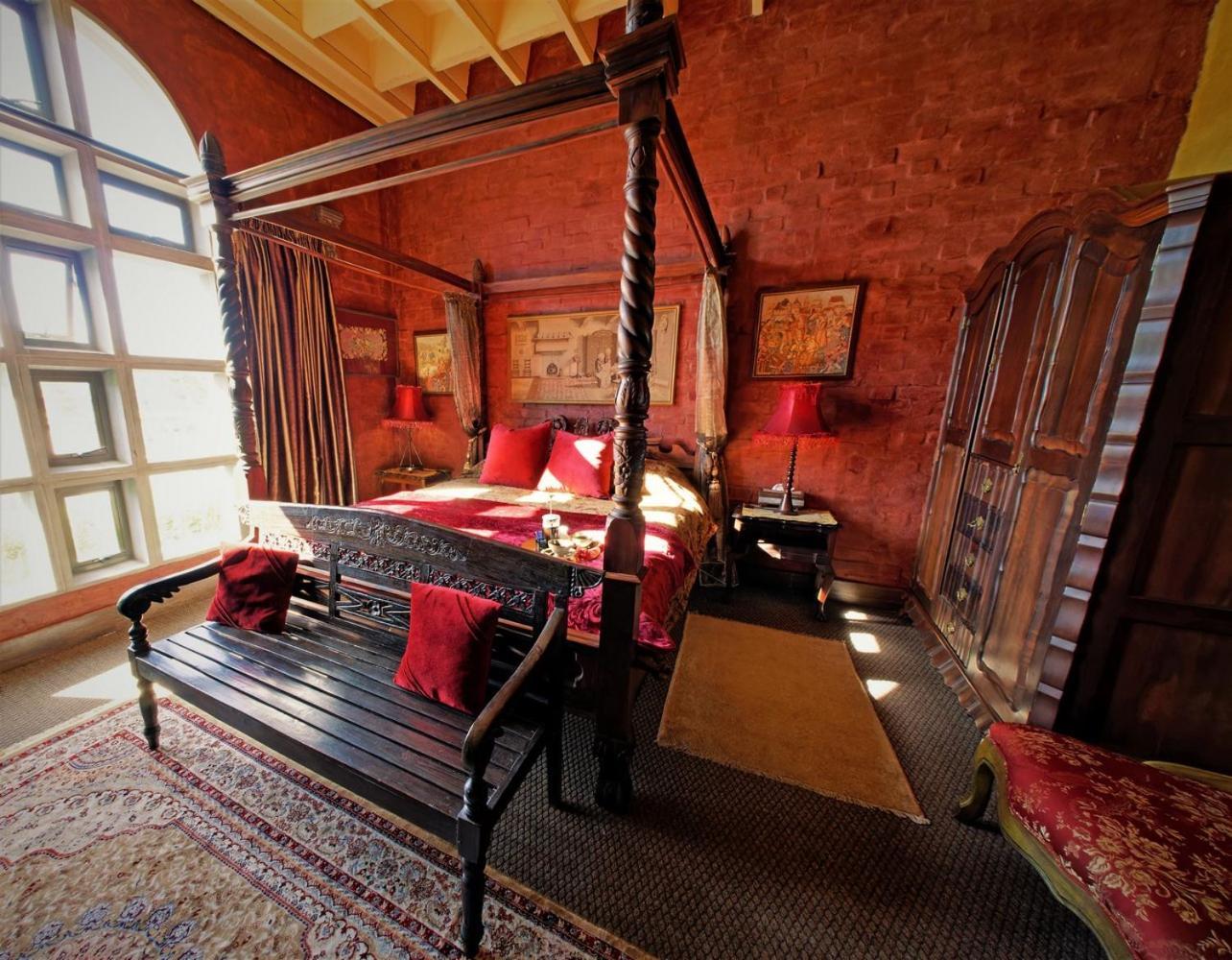 Отель Bygracealone Manor Outeniekwa Экстерьер фото