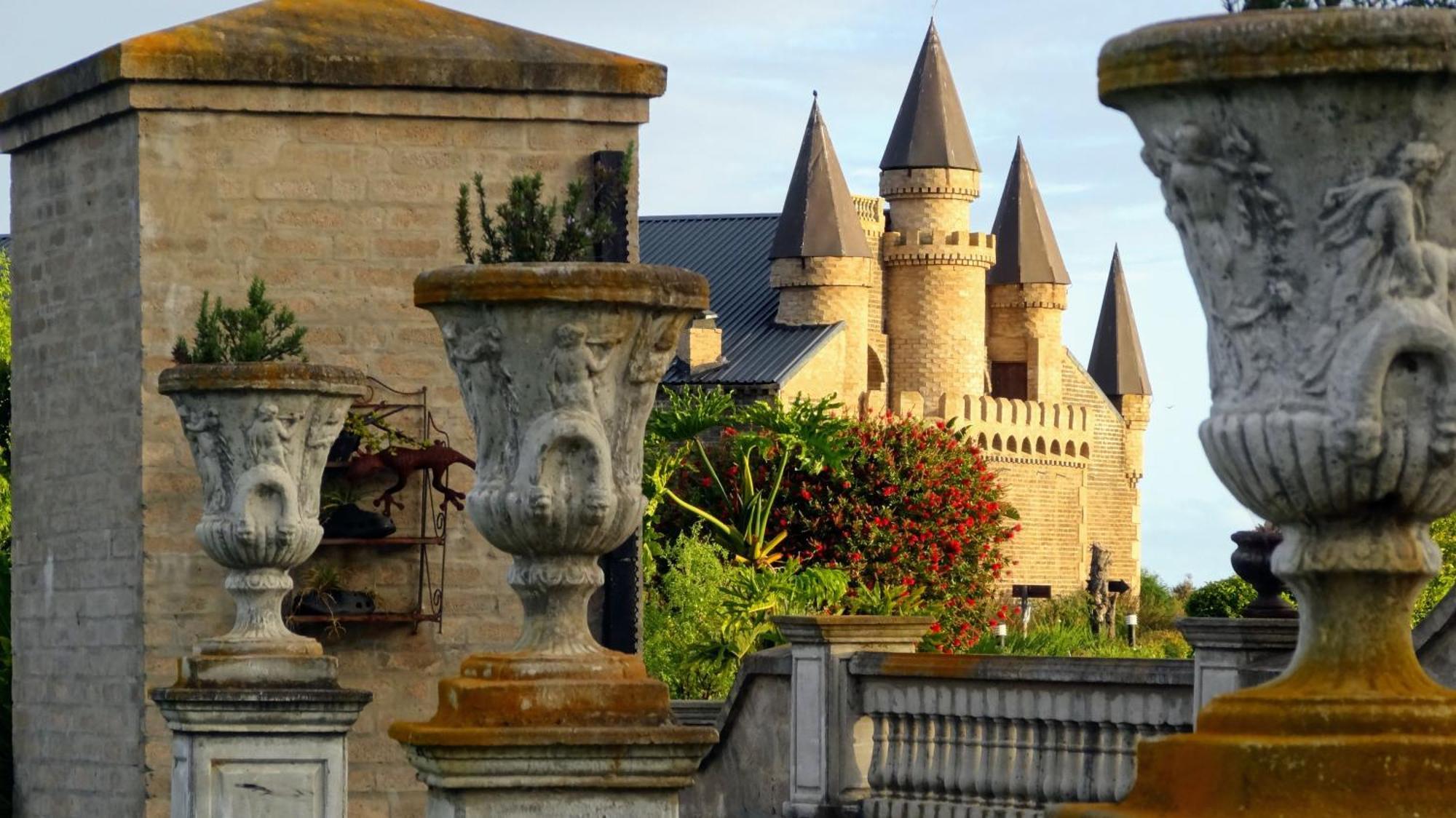 Отель Bygracealone Manor Outeniekwa Экстерьер фото